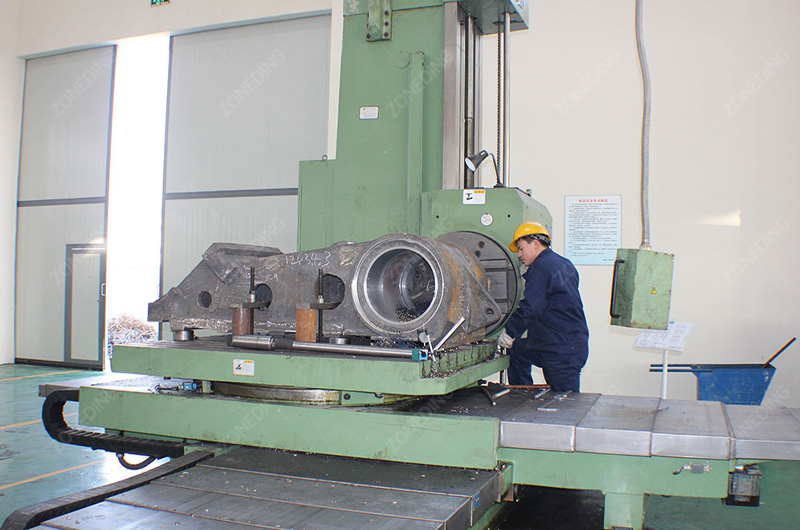 ZONEDING Engineers are measuring jaw crushers parts