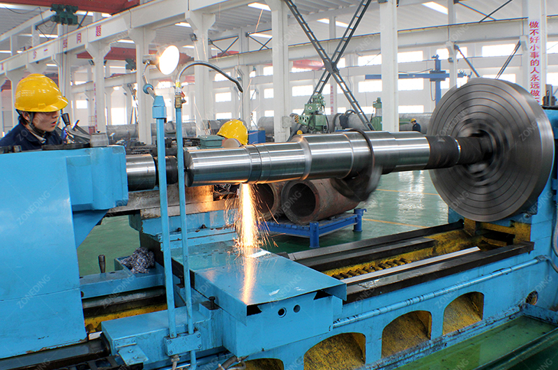 ZONEDING Factory
wokers are welding the super strength steel for cone crusher