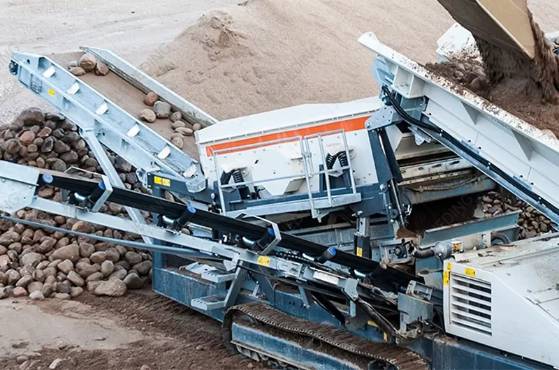 Crawler screening station operating in quarry
