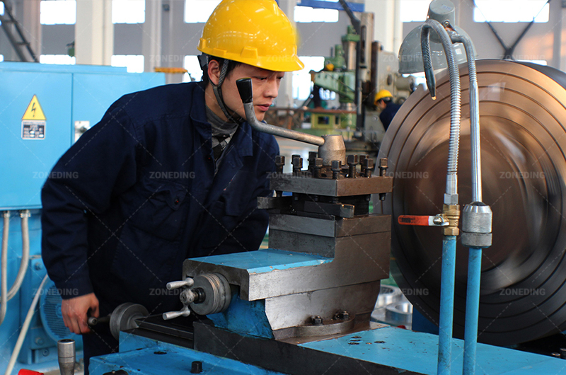 ZONEDINGMACHINE engineer produces spare parts using advanced device