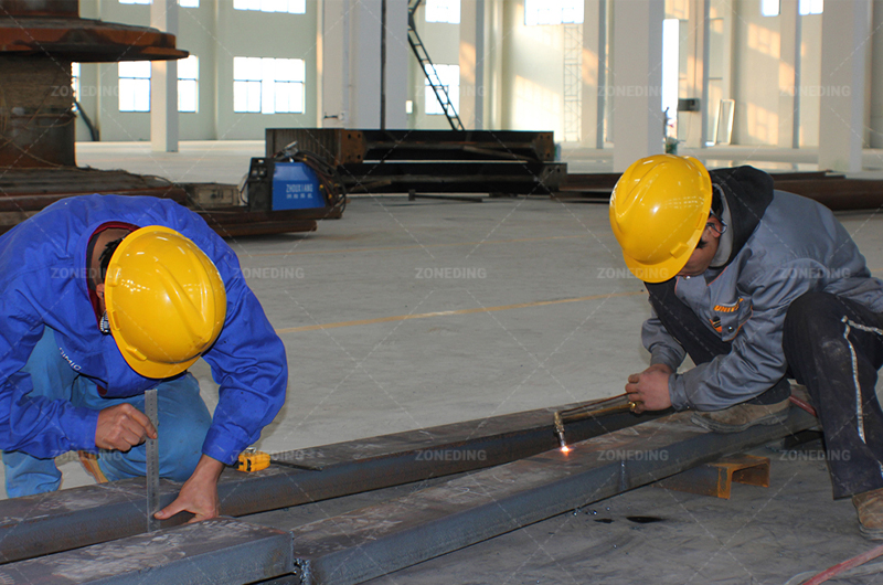 ZONEDINGMACHINE workers are measuring acoording to client's request