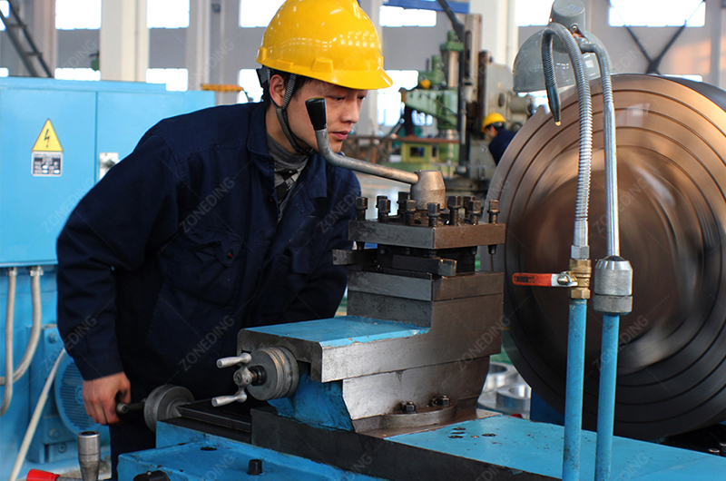 ZONEDING workers are producing durable spare parts using advanced device