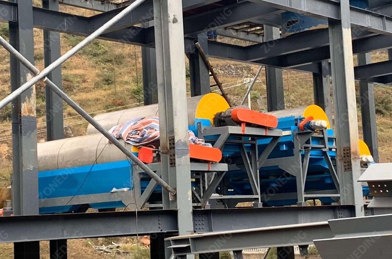 Magnetic separation of quartz sand