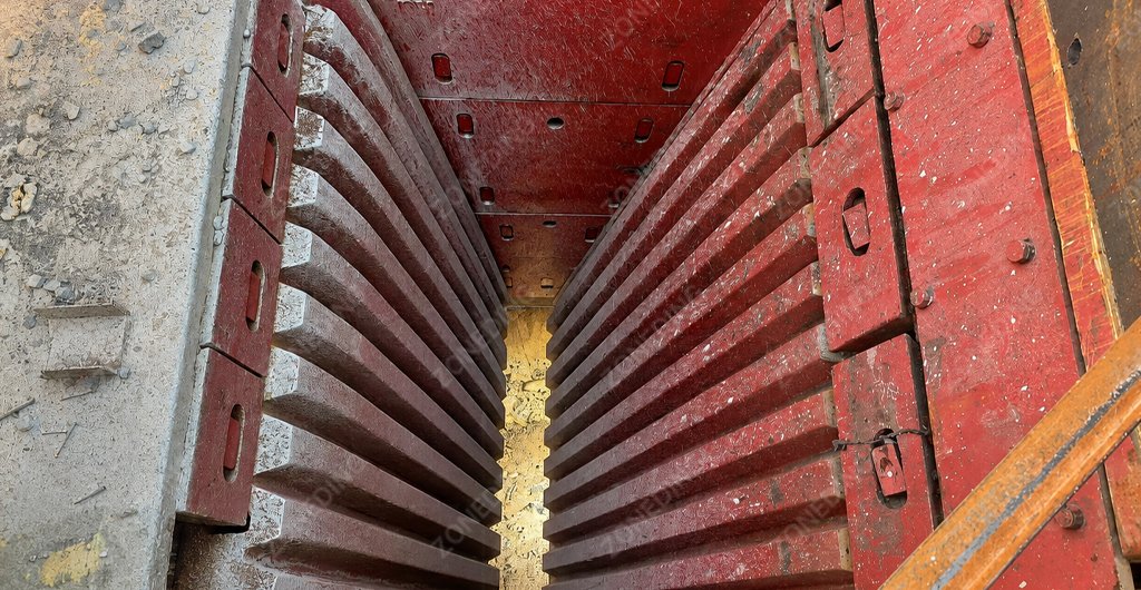 Jaw crusher jaw plates installed inside crushing chamber