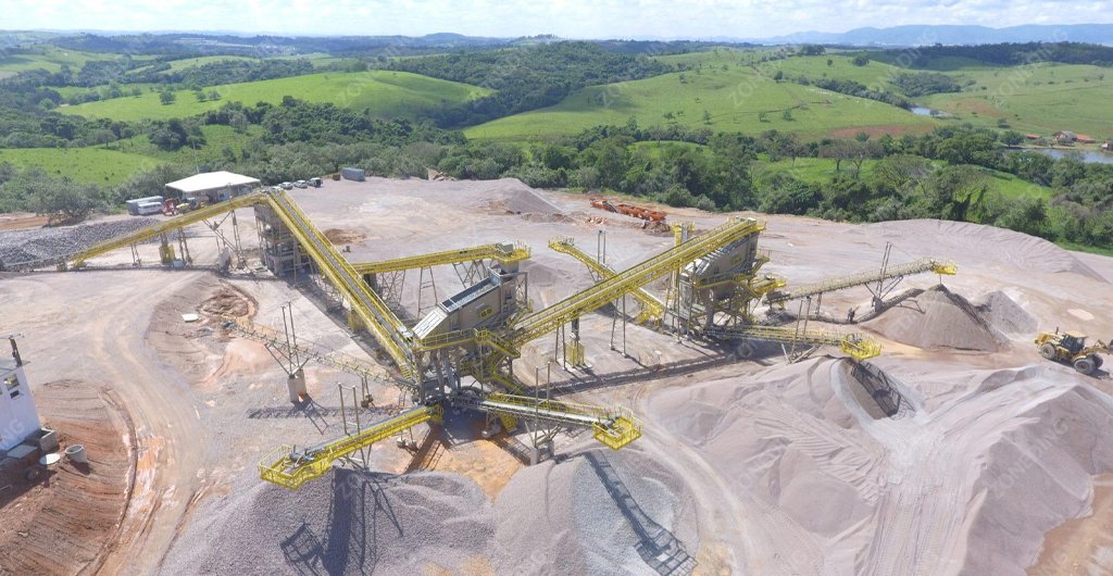 Stationary stone crusher plant operating in a Brazilian quarry