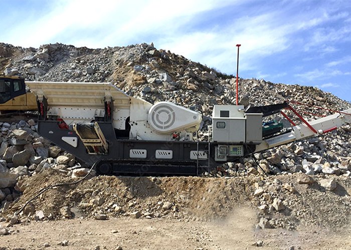 Crawler-mounted jaw crusher