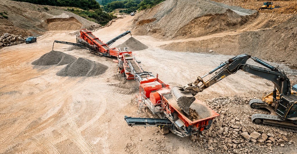 Closed crushing circuit with crusher screen and oversize return conveyor