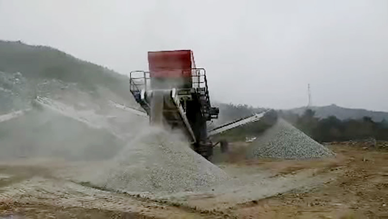 Tracked Mobile Screening Plant site Tracked Mobile Screening Plant site .jpg
